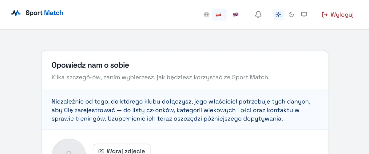 Zrzut ekranu Sport Match: Ekran „Opowiedz nam o sobie”. Innym członkom klubu pokazywany jest tylko rok urodzenia.