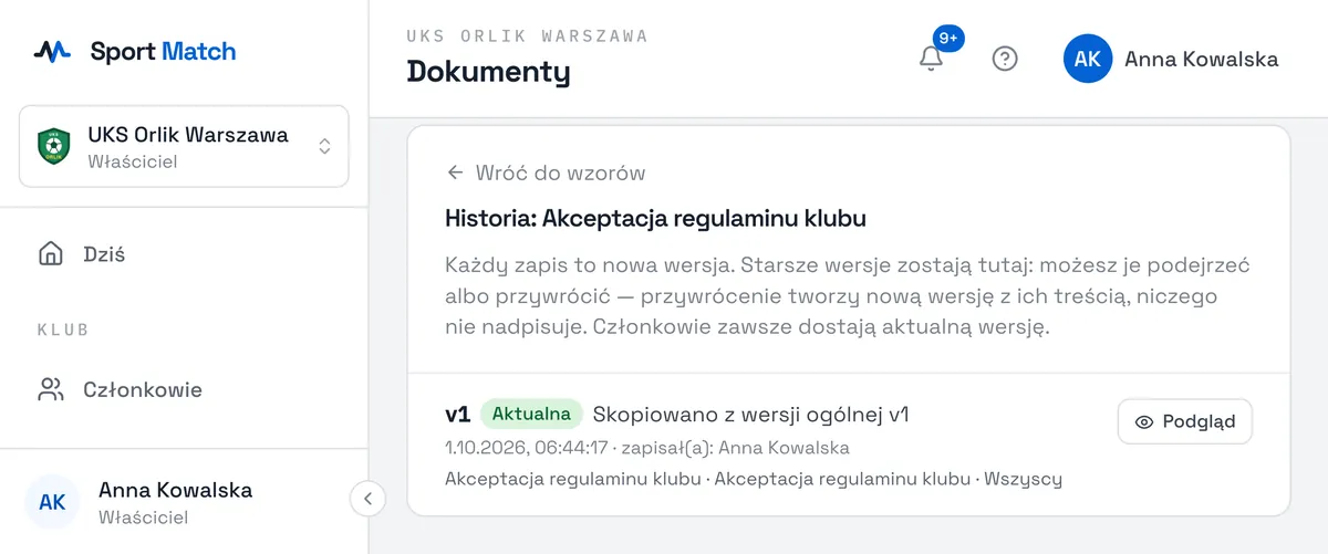 Zrzut ekranu Sport Match: Kliknij Historia przy wzorze. Każda wersja ma datę i autora; Podgląd pokazuje jej PDF, a Przywróć tworzy nową wersję z jej treścią — niczego nie nadpisuje.