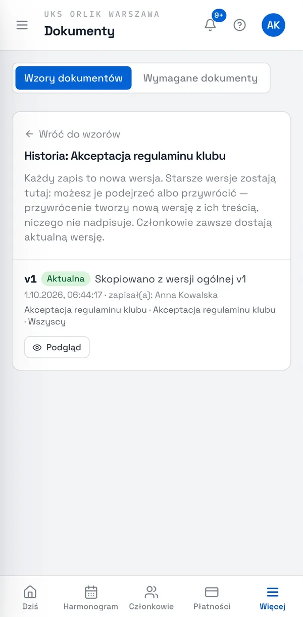 Zrzut ekranu Sport Match: Kliknij Historia przy wzorze. Każda wersja ma datę i autora; Podgląd pokazuje jej PDF, a Przywróć tworzy nową wersję z jej treścią — niczego nie nadpisuje.