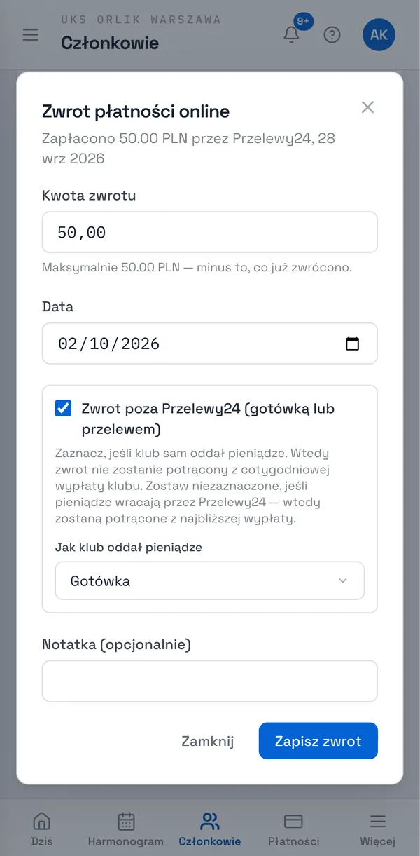 Zrzut ekranu Sport Match: Klub sam oddał pieniądze — gotówką albo przelewem ze swojego konta? Zaznacz Zwrot poza Przelewy24 (gotówką lub przelewem) i wybierz, Jak klub oddał pieniądze. Wtedy zwrot nie zostanie potrącony z cotygodniowej wypłaty klubu. Zostaw to pole puste, jeśli pieniądze wracają przez Przelewy24 — wtedy kwota zostanie potrącona z najbliższej wypłaty.